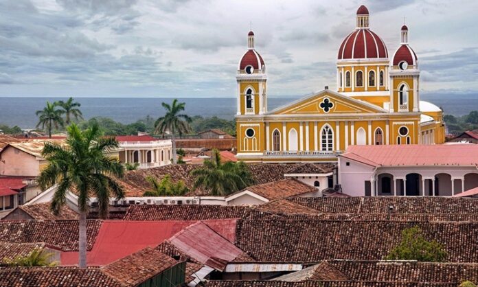 Nikaragua mutfağı, Orta Amerika'nın tarihî ve kültürel mirasını yansıtan özgün bir gastronomi geleneğine sahiptir. Ülkenin tarihî geçmişi, İspanyol kolonizasyonu ve yerel yerli topluluklarının etkisi mutfak kültürünü şekillendirmiştir. Bu etkileşimler, yemeklerde hem geleneksel hem de modern tatların bir arada bulunmasını sağlar. Konulu bir haber görseli.