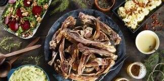 Norveç mutfağı, İskandinav coğrafyasının soğuk ve temiz denizlerinden, yemyeşil vadilerinden ve uzun kış aylarından beslenen, doğal malzemelere dayalı bir gastronomi kültürüdür. Ülkenin coğrafi konumu ve iklimi, yemeklerde kullanılan malzemelerin çeşitliliğini ve pişirme yöntemlerini doğrudan şekillendirmiştir. Deniz ürünleri, av etleri ve süt ürünleri mutfağın temel taşlarını oluşturur. Konulu bir haber görseli.