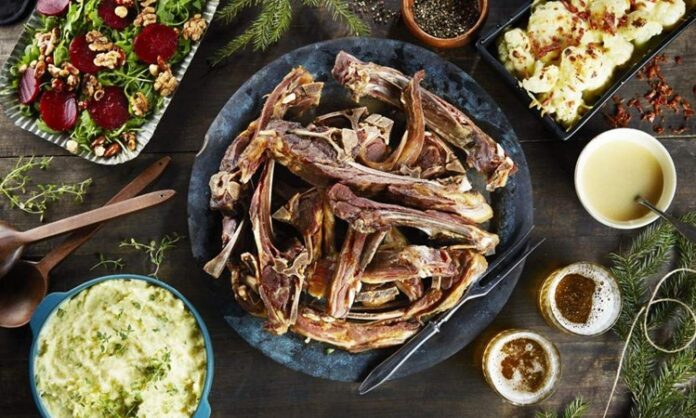 Norveç mutfağı, İskandinav coğrafyasının soğuk ve temiz denizlerinden, yemyeşil vadilerinden ve uzun kış aylarından beslenen, doğal malzemelere dayalı bir gastronomi kültürüdür. Ülkenin coğrafi konumu ve iklimi, yemeklerde kullanılan malzemelerin çeşitliliğini ve pişirme yöntemlerini doğrudan şekillendirmiştir. Deniz ürünleri, av etleri ve süt ürünleri mutfağın temel taşlarını oluşturur. Konulu bir haber görseli.