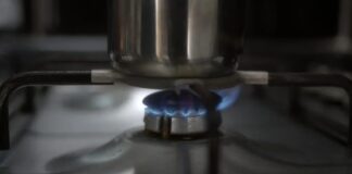 İnsanlık tarihine bakıldığında ocak, hem barınmanın hem de yaşamın merkezinde yer alan önemli bir unsur olarak karşımıza çıkar. Ateşin keşfinden sonra insanlar için hem güvenlik hem de beslenme açısından temel bir kaynak haline gelen ocaklar, ilk başta basit taş yığınları şeklindeydi. Zamanla gelişen toplumlarda ocak, sadece yemek pişirme aracı değil aynı zamanda sosyal bağların kurulduğu bir merkez olarak değerlendirildi. Konulu bir haber görseli.