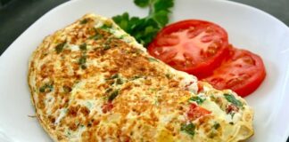 Omlet, sadece kahvaltı sofralarının değil günün her saatinin sevilen bir parçasıdır. Tarihi çok eski dönemlere uzanan bu yemek, yumurtanın farklı tekniklerle pişirilmesi sonucu ortaya çıkmıştır. Avrupa mutfaklarında özellikle Fransa’da ün kazanan omlet, zamanla tüm dünyaya yayılmış ve her ülkenin damak zevkine göre farklı çeşitleri ortaya çıkmıştır. Bugün baktığımızda sade omletten sebzeli, peynirli hatta etli omletlere kadar geniş bir yelpazesi vardır. Konulu bir haber görseli.