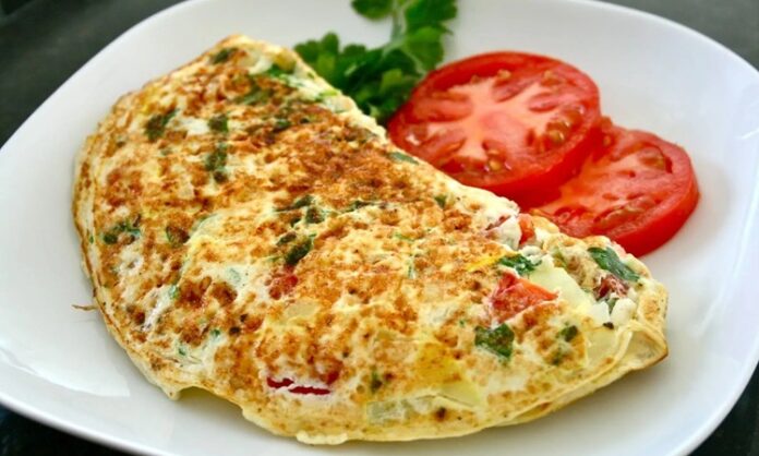 Omlet, sadece kahvaltı sofralarının değil günün her saatinin sevilen bir parçasıdır. Tarihi çok eski dönemlere uzanan bu yemek, yumurtanın farklı tekniklerle pişirilmesi sonucu ortaya çıkmıştır. Avrupa mutfaklarında özellikle Fransa’da ün kazanan omlet, zamanla tüm dünyaya yayılmış ve her ülkenin damak zevkine göre farklı çeşitleri ortaya çıkmıştır. Bugün baktığımızda sade omletten sebzeli, peynirli hatta etli omletlere kadar geniş bir yelpazesi vardır. Konulu bir haber görseli.