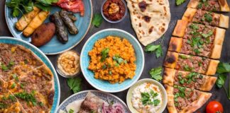 Orta Doğu Mutfağı, tarih boyunca farklı medeniyetlerin bir araya gelmesiyle şekillenmiş eşsiz bir mutfaktır. Persler, Osmanlılar, Arap kabileleri ve Akdeniz’in kadim uygarlıkları bu mutfağın gelişiminde önemli bir rol oynamıştır. Yüzyıllar boyunca ticaret yolları üzerinden taşınan baharatlar, otlar ve pişirme teknikleri Orta Doğu sofralarını zenginleştirmiştir. Bu nedenle bölgenin mutfak kültürü sadece yemek değil, aynı zamanda tarihsel bir miras olarak da görülmektedir. Konulu bir haber görseli.