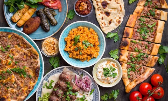 Orta Doğu Mutfağı, tarih boyunca farklı medeniyetlerin bir araya gelmesiyle şekillenmiş eşsiz bir mutfaktır. Persler, Osmanlılar, Arap kabileleri ve Akdeniz’in kadim uygarlıkları bu mutfağın gelişiminde önemli bir rol oynamıştır. Yüzyıllar boyunca ticaret yolları üzerinden taşınan baharatlar, otlar ve pişirme teknikleri Orta Doğu sofralarını zenginleştirmiştir. Bu nedenle bölgenin mutfak kültürü sadece yemek değil, aynı zamanda tarihsel bir miras olarak da görülmektedir. Konulu bir haber görseli.