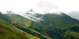 Oset mutfağı, Kuzey Kafkasya bölgesinde, özellikle Osetya’da yüzyıllar boyunca şekillenen zengin bir gastronomi kültürüne sahiptir. Bölgenin dağlık yapısı, soğuk iklimi ve yerel tarım ürünleri, mutfağın temelini oluşturmuştur. Oset yemekleri, hem besleyici hem de dayanıklılık sağlayan bir nitelik taşır. Bu mutfak, Oset halkının kültürel kimliğini sofralara taşır ve geleneksel yaşamla iç içe gelişmiştir. Konulu bir haber görseli.