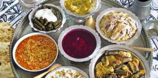 Osmanlı Mutfağının İhtişamlı Lezzetleri ve Tarihi Yolculuğu Osmanlı mutfağı, yüzyıllar boyunca üç kıtaya hükmeden bir imparatorluğun kültürel çeşitliliğini ve zenginliğini sofralara taşımıştır. Anadolu, Balkanlar, Orta Doğu ve Kuzey Afrika’dan gelen farklı tatlar, saray mutfağında ustalıkla harmanlanmış; halk mutfağında ise bölgesel özelliklerle zenginleşmiştir. Bu mutfak kültürü, yalnızca yemeklerden ibaret değil; aynı zamanda misafirperverliğin, estetiğin ve incelikli sofraların da simgesi olmuştur. Konulu bir haber görseli.