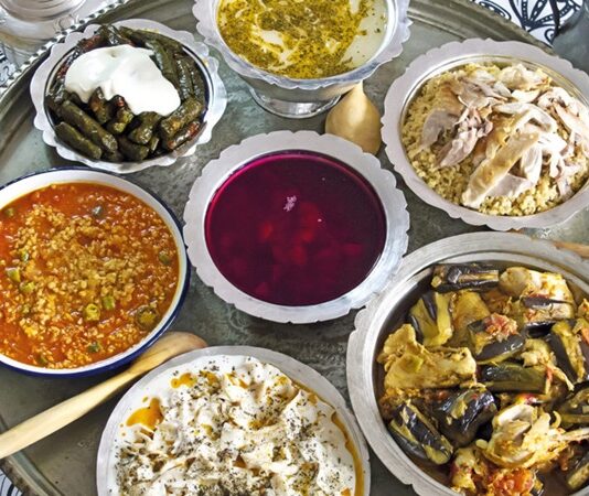 Osmanlı mutfağı, yüzyıllar boyunca üç kıtaya hükmeden bir imparatorluğun kültürel çeşitliliğini ve zenginliğini sofralara taşımıştır. Anadolu, Balkanlar, Orta Doğu ve Kuzey Afrika’dan gelen farklı tatlar, saray mutfağında ustalıkla harmanlanmış; halk mutfağında ise bölgesel özelliklerle zenginleşmiştir. Bu mutfak kültürü, yalnızca yemeklerden ibaret değil; aynı zamanda misafirperverliğin, estetiğin ve incelikli sofraların da simgesi olmuştur. Konulu bir haber görseli.