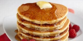 Pancake, dünya mutfağında kahvaltı ve brunch sofralarının vazgeçilmez tatlarından biridir. İnce veya kalın hamuru, üzerine eklenen meyve, çikolata ve şuruplarla sunularak farklı lezzet deneyimleri yaratır. Tarihi oldukça eskiye dayanan pancake, özellikle Amerika ve Avrupa’da geleneksel bir kahvaltı öğesi olarak bilinirken, Türkiye’de de modern kahvaltı mekanlarında popüler hale gelmiştir. Konulu bir haber görseli.
