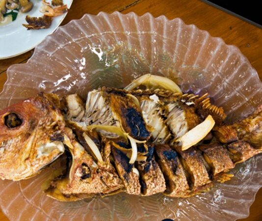 Papua mutfağı, köklü geçmişiyle hem yerel halkın yaşam tarzını hem de bölgenin doğasını yansıtan bir yemek kültürüdür. Pasifik’in doğusunda yer alan Papua, tropikal iklimi ve zengin doğası sayesinde farklı bitkiler, kökler ve meyvelerle dolu bir coğrafyaya sahiptir. Yüzyıllardır süregelen geleneksel yöntemlerle hazırlanan yemekler, yalnızca doyurucu değil aynı zamanda bölgenin kültürel kimliğinin bir parçasıdır. Bu yönüyle Papua yemek kültürü, sadece bir beslenme alışkanlığı değil aynı zamanda bir yaşam biçimi olarak da kabul edilir. Konulu bir haber görseli.