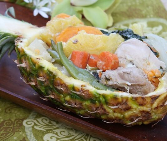 Papua Yeni Gine mutfağı, Pasifik adalarının kendine özgü doğasını ve kültürel çeşitliliğini sofralara taşıyan bir gastronomi hazinesidir. Bu mutfak, doğanın sunduğu tropikal meyveler, kök sebzeler, deniz ürünleri ve avcılıkla elde edilen et çeşitleriyle şekillenir. Yüzyıllardır süregelen geleneksel yöntemlerle hazırlanan yemekler, sadece damak zevkine değil aynı zamanda toplumsal yaşamın da önemli bir parçasına dönüşmüştür. Konulu bir haber görseli.