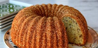 Pastalar ve kekler, yüzyıllardır insan sofralarının en tatlı misafirleri arasında yer alıyor. Farklı kültürlerde kendine has tariflerle şekillenen bu lezzetler, hem özel günlerde hem de günlük yaşamda tatlı bir mutluluk kaynağı. Günümüzde pastacılık ve kek yapımı yalnızca mutfakta zaman geçirmekten ibaret değil, aynı zamanda bir sanat haline gelmiş durumda. Üzerindeki ince detaylar, süslemeler ve farklı tat kombinasyonları, bu tatlıları hem göze hem damağa hitap eden özel lezzetler haline getiriyor. Konulu bir haber görseli.