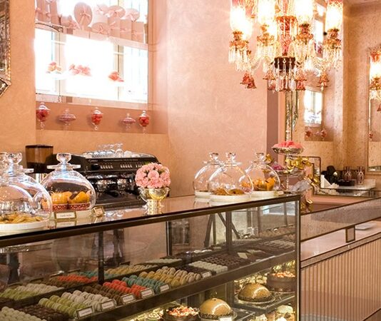 Pastane tatlıları, hem geleneksel hem de modern lezzetleriyle mutfakların vazgeçilmezidir. Her biri özenle hazırlanmış bu tatlılar, sadece damağınızı şenlendirmekle kalmaz, aynı zamanda görsellikleriyle de dikkat çeker. Türkiye’de pastane kültürü, özellikle bayramlarda, özel günlerde ve hafta sonu kahve sohbetlerinde büyük bir yer tutar. İnsanlar sevdiklerine tatlı ikram etmek için pastaneye uğrar, farklı tatları deneyimlemekten keyif alır. Konulu bir haber görseli.