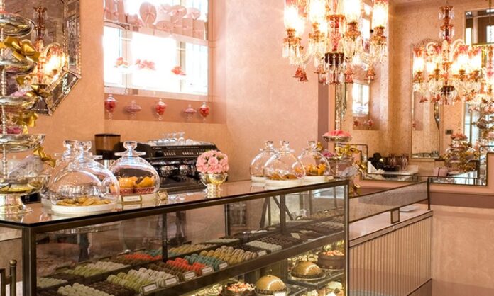 Pastane tatlıları, hem geleneksel hem de modern lezzetleriyle mutfakların vazgeçilmezidir. Her biri özenle hazırlanmış bu tatlılar, sadece damağınızı şenlendirmekle kalmaz, aynı zamanda görsellikleriyle de dikkat çeker. Türkiye’de pastane kültürü, özellikle bayramlarda, özel günlerde ve hafta sonu kahve sohbetlerinde büyük bir yer tutar. İnsanlar sevdiklerine tatlı ikram etmek için pastaneye uğrar, farklı tatları deneyimlemekten keyif alır. Konulu bir haber görseli.