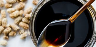 Pekmez, tarih boyunca hem tatlı hem de besleyici bir gıda olarak sofralarda yer almıştır. Üzüm, dut, keçiboynuzu gibi doğal meyvelerden elde edilen pekmez, yüzyıllardır geleneksel yöntemlerle üretilir. Özellikle Anadolu mutfağında kahvaltıların ve tatlıların vazgeçilmez parçası olmuştur. Konulu bir haber görseli.