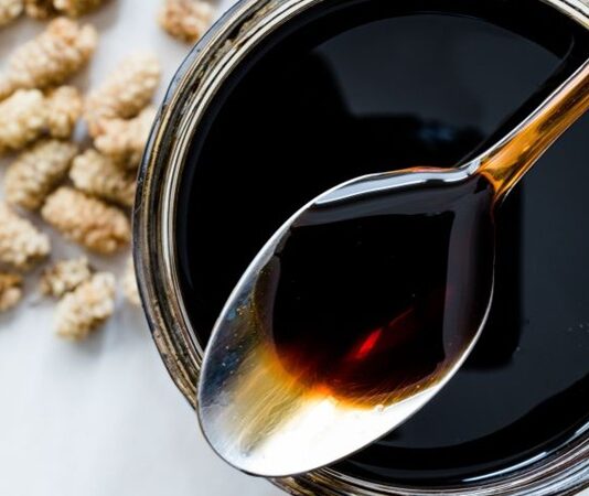 Pekmez, tarih boyunca hem tatlı hem de besleyici bir gıda olarak sofralarda yer almıştır. Üzüm, dut, keçiboynuzu gibi doğal meyvelerden elde edilen pekmez, yüzyıllardır geleneksel yöntemlerle üretilir. Özellikle Anadolu mutfağında kahvaltıların ve tatlıların vazgeçilmez parçası olmuştur. Konulu bir haber görseli.