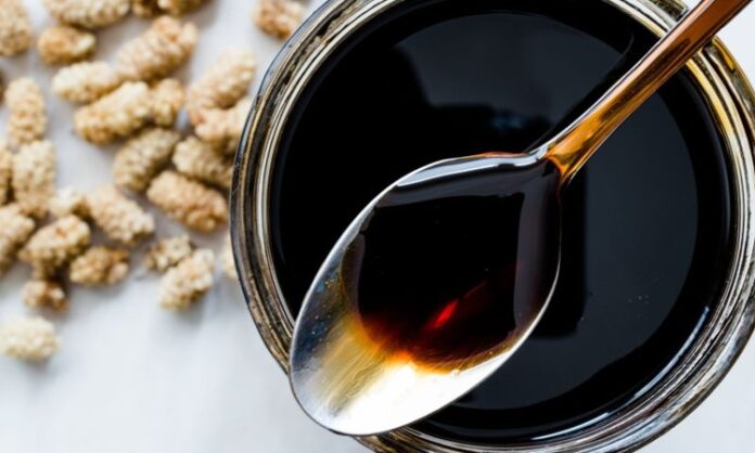 Pekmez, tarih boyunca hem tatlı hem de besleyici bir gıda olarak sofralarda yer almıştır. Üzüm, dut, keçiboynuzu gibi doğal meyvelerden elde edilen pekmez, yüzyıllardır geleneksel yöntemlerle üretilir. Özellikle Anadolu mutfağında kahvaltıların ve tatlıların vazgeçilmez parçası olmuştur. Konulu bir haber görseli.