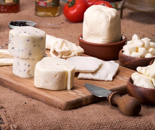 Peynir, dünya mutfaklarının en önemli ve çeşitli besinlerinden biridir. Peynir çeşitleri, hem kahvaltı sofralarında hem de yemeklerin tamamlayıcısı olarak geniş bir kullanım alanına sahiptir. Farklı süt türlerinden ve farklı üretim tekniklerinden elde edilen peynirler, lezzet ve aroma açısından zengin seçenekler sunar. Peynir, sadece besleyici bir gıda değil, aynı zamanda kültürel bir miras olarak da değerlendirilir. Konulu bir haber görseli.