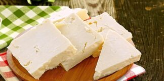 Peynir, binlerce yıldır insan beslenmesinde önemli bir rol oynamıştır. Tarih boyunca farklı kültürlerde çeşitli peynir çeşitleri geliştirilmiş ve sofraların vazgeçilmezi olmuştur. Özellikle Akdeniz ve Orta Doğu mutfağında peynir, hem kahvaltılarda hem de yemeklerde sıkça tüketilen bir ürün olmuştur. Konulu bir haber görseli.