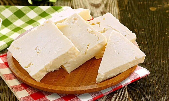 Peynir, binlerce yıldır insan beslenmesinde önemli bir rol oynamıştır. Tarih boyunca farklı kültürlerde çeşitli peynir çeşitleri geliştirilmiş ve sofraların vazgeçilmezi olmuştur. Özellikle Akdeniz ve Orta Doğu mutfağında peynir, hem kahvaltılarda hem de yemeklerde sıkça tüketilen bir ürün olmuştur. Konulu bir haber görseli.