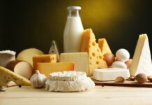 Peynir, insanlık tarihi boyunca sofraların vazgeçilmez besinlerinden biri olmuştur. İlk olarak Orta Doğu ve Akdeniz bölgesinde ortaya çıktığı düşünülen peynir, zamanla tüm dünyada farklı kültürlerin mutfağına adapte edilmiştir. Peynirin çeşitliliği, kullanılan süt türüne ve üretim yöntemine göre değişiklik gösterir. Konulu bir haber görseli.