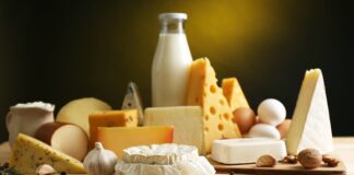 Peynir, insanlık tarihi boyunca sofraların vazgeçilmez besinlerinden biri olmuştur. İlk olarak Orta Doğu ve Akdeniz bölgesinde ortaya çıktığı düşünülen peynir, zamanla tüm dünyada farklı kültürlerin mutfağına adapte edilmiştir. Peynirin çeşitliliği, kullanılan süt türüne ve üretim yöntemine göre değişiklik gösterir. Konulu bir haber görseli.