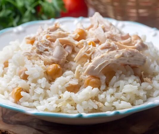 Pilav, dünya mutfaklarının vazgeçilmez yemeklerinden biridir ve özellikle Türk mutfağında özel bir yere sahiptir. Farklı pirinç çeşitleri, pişirme teknikleri ve lezzet artırıcı malzemelerle hazırlanan pilav tarifleri, her sofraya hem lezzet hem de görsel zenginlik katar. Pilav, hem ana yemeklerin yanında tamamlayıcı olarak hem de tek başına doyurucu bir seçenek olarak tercih edilir. Sağlıklı ve dengeli beslenmede de önemli bir yer tutan pilav, farklı kültürlerde pek çok farklı formda karşımıza çıkar. Konulu bir haber görseli.