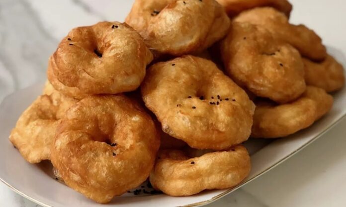 Pişi, Türk mutfağının en sevilen hamur işi lezzetlerinden biridir. Yüzyıllardır kahvaltı sofralarının ve sokak lezzetlerinin vazgeçilmezi olan pişi, hem pratik hazırlanışı hem de doyurucu özelliğiyle öne çıkar. Tarih boyunca Anadolu’nun farklı bölgelerinde farklı isimler ve tariflerle yapılmıştır. Konulu bir haber görseli.