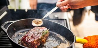 Yemek kültürünün en önemli parçalarından biri olan pişirme, insanlığın binlerce yıllık serüveni boyunca sürekli gelişim göstermiştir. İlk insanların ateşi keşfetmesiyle başlayan bu süreç, zamanla farklı tekniklerin ortaya çıkmasına zemin hazırlamıştır. Izgara, haşlama, fırınlama ya da kızartma gibi yöntemler, sadece yemeklerin lezzetini değil aynı zamanda besin değerlerini de belirleyen unsurlar arasında yer alır. Günümüzde ise pişirme yalnızca bir ihtiyaç olmaktan çıkmış, bir sanat ve kültürel miras haline gelmiştir. Konulu bir haber görseli.