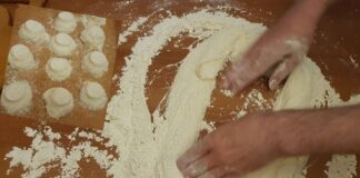 Pişmaniye, Türk mutfağının en özel ve geleneksel tatlılarından biridir. İnce iplikler halinde hazırlanan bu tatlı, sabır ve ustalık gerektirir. Tarih boyunca farklı yörelerde üretilen pişmaniye, hem lezzeti hem de görselliği ile öne çıkar. Özellikle Bayramlarda ve özel günlerde sofraların vazgeçilmez tatlısıdır. Konulu bir haber görseli.