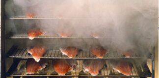 Pişmiş ete tütsüleme, yüzyıllardır hem ev mutfaklarında hem de profesyonel mutfaklarda uygulanan özel bir yöntemdir. Etin piştikten sonra odun, talaş veya aromatik bitkilerle tütsülenmesi, lezzet ve aroma katmanın en etkili yollarından biridir. Bu teknik, özellikle etin doğal tadını koruyarak zenginleştirmesi ile bilinir. Konulu bir haber görseli.