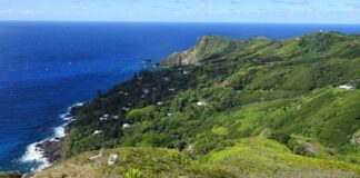 Pitcairn Adaları Mutfağı, Güney Pasifik’in en küçük yerleşim yerlerinden biri olan Pitcairn Adaları’nın geleneksel beslenme alışkanlıklarını ve kültürel mirasını yansıtır. Ada halkı, yüzyıllardır deniz ürünleri, tropikal meyveler ve kök sebzelerle kendine özgü tarifler geliştirmiştir. Hindistancevizi, taro, balık ve muz, Pitcairn mutfağının temel ögeleri arasında yer alır. Konulu bir haber görseli.