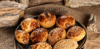 Poğaça, Türk mutfağının en sevilen hamur işlerinden biridir. Tarihi Osmanlı dönemine kadar uzanan bu lezzetli atıştırmalık, hem kahvaltılarda hem de ara öğünlerde sofraların vazgeçilmezi olmuştur. Hamurun mayalanması ve fırında pişirilmesi, poğaçaya kendine özgü yumuşak ve kabarık dokusunu kazandırır. Konulu bir haber görseli.