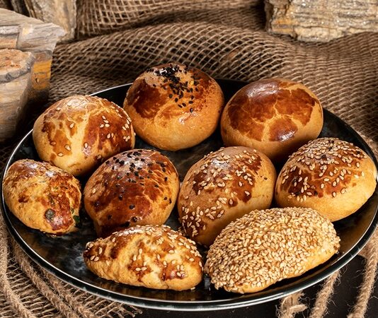 Poğaça, Türk mutfağının en sevilen hamur işlerinden biridir. Tarihi Osmanlı dönemine kadar uzanan bu lezzetli atıştırmalık, hem kahvaltılarda hem de ara öğünlerde sofraların vazgeçilmezi olmuştur. Hamurun mayalanması ve fırında pişirilmesi, poğaçaya kendine özgü yumuşak ve kabarık dokusunu kazandırır. Konulu bir haber görseli.