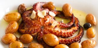 Portekiz mutfağı, yüzyıllar boyunca hem denizcilik geleneğinin hem de farklı kültürlerin etkisiyle şekillenmiş bir gastronomi hazinesidir. Akdeniz’in taze ürünleri, Atlantik Okyanusu’nun zengin deniz mahsulleri ve Güney Amerika ile Afrika’dan gelen baharatlar, Portekiz yemeklerinin karakterini oluşturur. Ülke mutfağı, köklü gelenekleri korurken yenilikçi tatlara da kapı aralar. Konulu bir haber görseli.