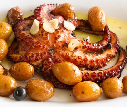 Portekiz mutfağı, yüzyıllar boyunca hem denizcilik geleneğinin hem de farklı kültürlerin etkisiyle şekillenmiş bir gastronomi hazinesidir. Akdeniz’in taze ürünleri, Atlantik Okyanusu’nun zengin deniz mahsulleri ve Güney Amerika ile Afrika’dan gelen baharatlar, Portekiz yemeklerinin karakterini oluşturur. Ülke mutfağı, köklü gelenekleri korurken yenilikçi tatlara da kapı aralar. Konulu bir haber görseli.