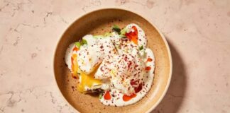 Poşe yumurta, kahvaltı sofralarının ve şık brunch sunumlarının vazgeçilmez tariflerinden biridir. Poşe yumurta, kabuğundan çıkarılan taze yumurtanın kaynar suya doğrudan bırakılmasıyla hazırlanır ve bu işlem yumurtanın akının tamamen pişmesini, sarısının ise akıcı kalmasını sağlar. Konulu bir haber görseli.