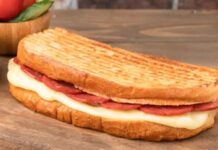 Yoğun yaşam temposu, evde yemek hazırlamayı bazen zorlaştırabiliyor. İşte bu noktada pratik yemekler devreye giriyor. Hem kısa sürede hazırlanabilen hem de lezzetli seçenekler, günün her saatinde hayat kurtarıcı olabiliyor. İnsanlar özellikle iş sonrası ya da hızlı bir kahvaltı hazırlarken pratik tarifler ile zamandan tasarruf edebiliyor. Konulu bir haber görseli.