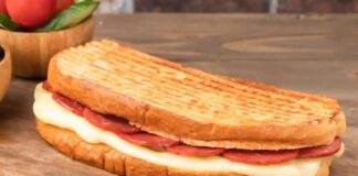 Yoğun yaşam temposu, evde yemek hazırlamayı bazen zorlaştırabiliyor. İşte bu noktada pratik yemekler devreye giriyor. Hem kısa sürede hazırlanabilen hem de lezzetli seçenekler, günün her saatinde hayat kurtarıcı olabiliyor. İnsanlar özellikle iş sonrası ya da hızlı bir kahvaltı hazırlarken pratik tarifler ile zamandan tasarruf edebiliyor. Konulu bir haber görseli.