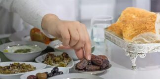 Ramazan ayı, İslam dünyasında sadece oruç tutma değil, aynı zamanda bir araya gelme, paylaşma ve dayanışma zamanıdır. Bu kutsal ayda hazırlanan Ramazan sofrası, ailelerin, dostların ve komşuların bir araya gelerek birlikte vakit geçirdiği, sıcak sohbetlerin ve bereketli yemeklerin tadını çıkardığı önemli bir anıdır. Ramazan sofraları, her yıl yeniden şekillenen geleneklerin, kültürel mirasın ve toplumsal bağların en güzel şekilde ifade bulduğu bir yerdir. Konulu bir haber görseli.