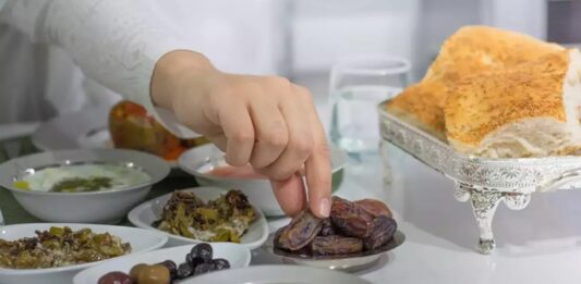 Ramazan Sofrası: Geleneksel Lezzetlerin Zenginliği ve Paylaşmanın Anlamı Ramazan ayı, İslam dünyasında sadece oruç tutma değil, aynı zamanda bir araya gelme, paylaşma ve dayanışma zamanıdır. Bu kutsal ayda hazırlanan Ramazan sofrası, ailelerin, dostların ve komşuların bir araya gelerek birlikte vakit geçirdiği, sıcak sohbetlerin ve bereketli yemeklerin tadını çıkardığı önemli bir anıdır. Ramazan sofraları, her yıl yeniden şekillenen geleneklerin, kültürel mirasın ve toplumsal bağların en güzel şekilde ifade bulduğu bir yerdir. Konulu bir haber görseli.