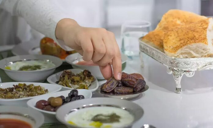 Ramazan ayı, İslam dünyasında sadece oruç tutma değil, aynı zamanda bir araya gelme, paylaşma ve dayanışma zamanıdır. Bu kutsal ayda hazırlanan Ramazan sofrası, ailelerin, dostların ve komşuların bir araya gelerek birlikte vakit geçirdiği, sıcak sohbetlerin ve bereketli yemeklerin tadını çıkardığı önemli bir anıdır. Ramazan sofraları, her yıl yeniden şekillenen geleneklerin, kültürel mirasın ve toplumsal bağların en güzel şekilde ifade bulduğu bir yerdir. Konulu bir haber görseli.