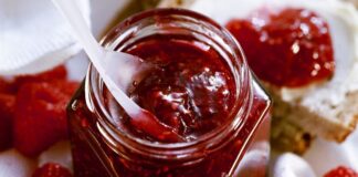 Reçel, yüzyıllardır hem tatlı hem de koruyucu bir gıda olarak sofralarda yer almıştır. İlk olarak meyvelerin şekerle pişirilmesiyle hazırlanan reçel, tarih boyunca farklı kültürlerde kahvaltıların ve tatlıların vazgeçilmez parçası olmuştur. Geleneksel reçel tarifleri, özellikle evlerde yapılan doğal ve katkısız üretimle günümüze taşınmıştır. Konulu bir haber görseli.