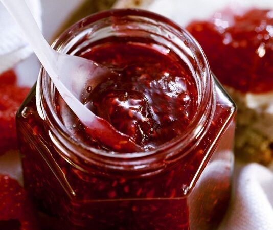 Reçel, yüzyıllardır hem tatlı hem de koruyucu bir gıda olarak sofralarda yer almıştır. İlk olarak meyvelerin şekerle pişirilmesiyle hazırlanan reçel, tarih boyunca farklı kültürlerde kahvaltıların ve tatlıların vazgeçilmez parçası olmuştur. Geleneksel reçel tarifleri, özellikle evlerde yapılan doğal ve katkısız üretimle günümüze taşınmıştır. Konulu bir haber görseli.