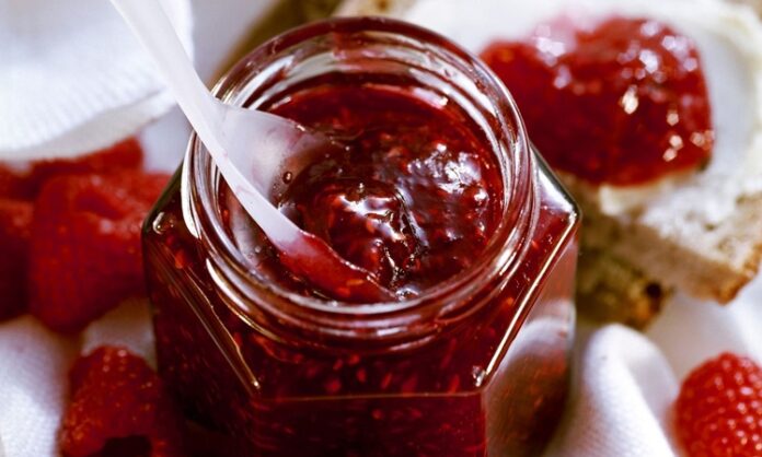 Reçel, yüzyıllardır hem tatlı hem de koruyucu bir gıda olarak sofralarda yer almıştır. İlk olarak meyvelerin şekerle pişirilmesiyle hazırlanan reçel, tarih boyunca farklı kültürlerde kahvaltıların ve tatlıların vazgeçilmez parçası olmuştur. Geleneksel reçel tarifleri, özellikle evlerde yapılan doğal ve katkısız üretimle günümüze taşınmıştır. Konulu bir haber görseli.