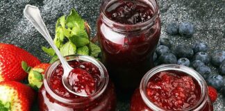 Kahvaltı kültürünün vazgeçilmez parçalarından biri olan reçel ve bal, hem besleyici değerleri hem de lezzetleriyle sofralarda özel bir yere sahiptir. Anadolu mutfağında asırlardır var olan bu tatlı lezzetler, sadece sabah öğünlerinde değil, günün farklı saatlerinde de tüketilir. Her ikisi de doğal ve uzun süre saklanabilir özellikleriyle yüzyıllardır mutfaklarda yerini korur. Konulu bir haber görseli.