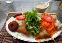 Reunion Mutfağı, Hint Okyanusu’nda yer alan Reunion Adası’nın zengin kültürel mirasını sofralara taşır. Ada mutfağı, Fransız, Afrika, Hint ve Çin etkilerini bir araya getirerek kendine özgü bir tat profili oluşturur. Bu kültürel çeşitlilik, yemeklerde hem renk hem de aromatik derinlik sağlar. Konulu bir haber görseli.