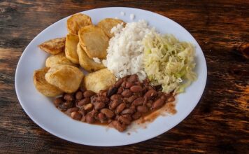 Ruanda mutfağı, Doğu Afrika’nın en özgün ve zengin gastronomik kültürlerinden biridir. Ülkenin coğrafi yapısı, verimli tarım alanları ve tropikal iklimi, Ruanda yemeklerinin çeşitliliğini artırır. Bu mutfak, tarih boyunca farklı toplulukların ve kültürlerin etkisiyle şekillenmiş olup hem yerel hem de bölgesel tatları bir araya getirir. Konulu bir haber görseli.