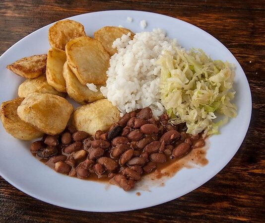 Ruanda mutfağı, Doğu Afrika’nın en özgün ve zengin gastronomik kültürlerinden biridir. Ülkenin coğrafi yapısı, verimli tarım alanları ve tropikal iklimi, Ruanda yemeklerinin çeşitliliğini artırır. Bu mutfak, tarih boyunca farklı toplulukların ve kültürlerin etkisiyle şekillenmiş olup hem yerel hem de bölgesel tatları bir araya getirir. Konulu bir haber görseli.