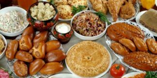 Rus mutfağı, Avrupa ve Asya’nın kesişim noktasında yer alan bu geniş coğrafyanın kültürel ve iklimsel çeşitliliğini yansıtan eşsiz bir gastronomi deneyimidir. Tarih boyunca farklı etnik grupların etkisiyle şekillenen bu mutfak, hem doyurucu hem de lezzet açısından oldukça zengindir. Özellikle soğuk iklim koşullarına uygun yemekler, ağır ve besleyici tariflerle öne çıkar. Rus yemekleri, patates, lahana, et ve süt ürünlerinin ustaca kombinasyonlarıyla hazırlanır ve her lokmada geleneksel bir tat sunar. Konulu bir haber görseli.