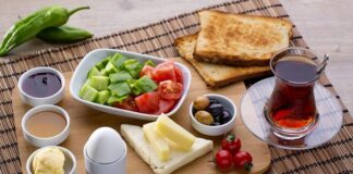 Günün en değerli öğünlerinden biri olan sabah yemeği, vücudun ihtiyaç duyduğu enerjiyi karşılamak için hayati bir rol oynar. Gece boyunca dinlenen organizma, güne başlarken yeniden yakıt almak zorundadır. Bu nedenle güne sağlıklı bir kahvaltı ile başlamak hem bedensel hem de zihinsel performans açısından oldukça önemlidir. Özellikle yoğun tempoda çalışan bireyler için sabah yemeği düzenli bir şekilde tüketildiğinde gün boyu daha verimli ve enerjik hissetmek mümkündür. Konulu bir haber görseli.